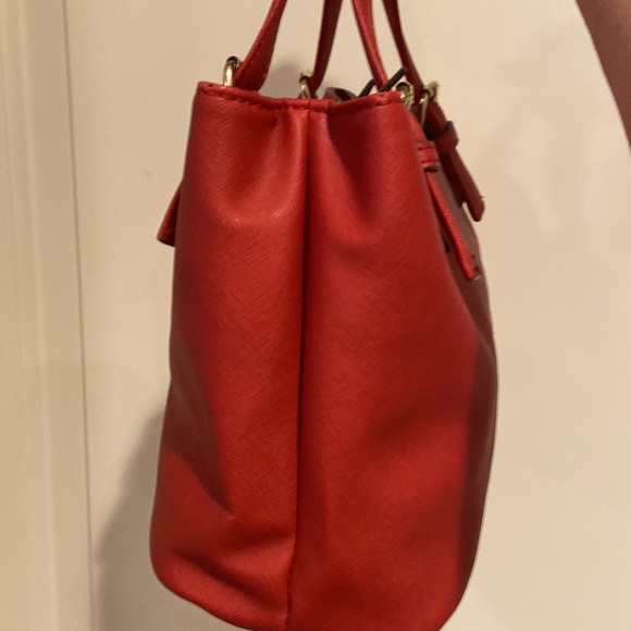 Liz Claiborne Little Red Handbag, Gently Used Compact/roomy. Very Cute Stylish - Picture 6 of 10